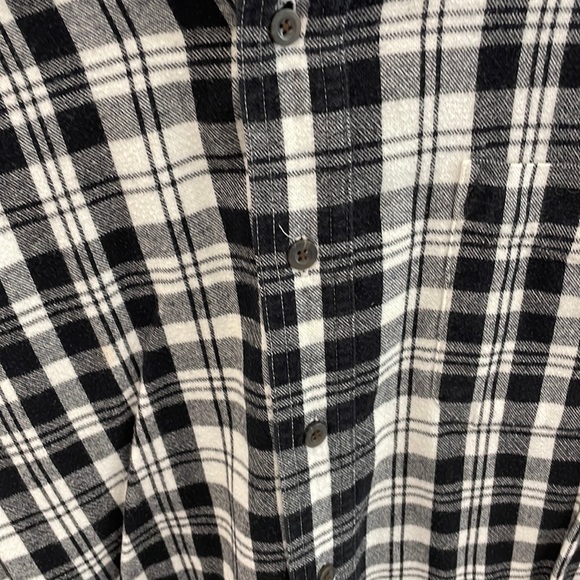 LLBean cotton button down shirt - Picture 2 of 6
